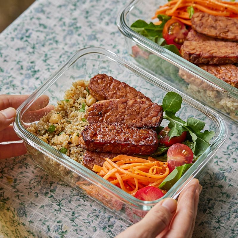 완성된 퀴노아 샐러드와 템페 구이를 방울토마토, 루꼴라와 함께 밀폐용기에 담아주세요. 총 4회분으로 나누어 담은 샐러드는 반드시 냉장보관 후, 4일 내에 섭취해 주세요.
(tip. 당근 라페와 함께 곁들이면 더 맛있게 즐겨보세요)