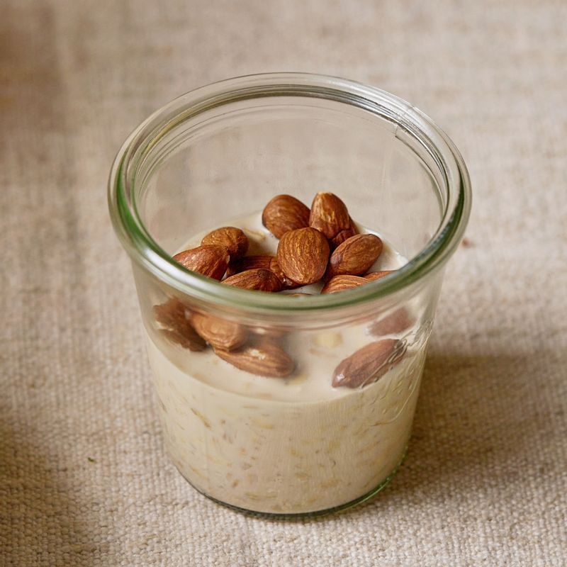 아침 식사로 먹기 전 아몬드, 블루베리, 산딸기 등 기호에 맞는 견과류와 과일을 넣어주세요.