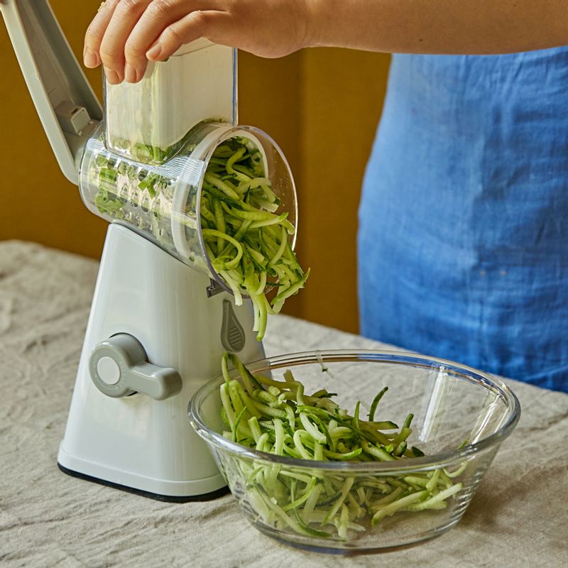 오이는 가늘게 채 썰고 김치는 굵게 다져주세요.