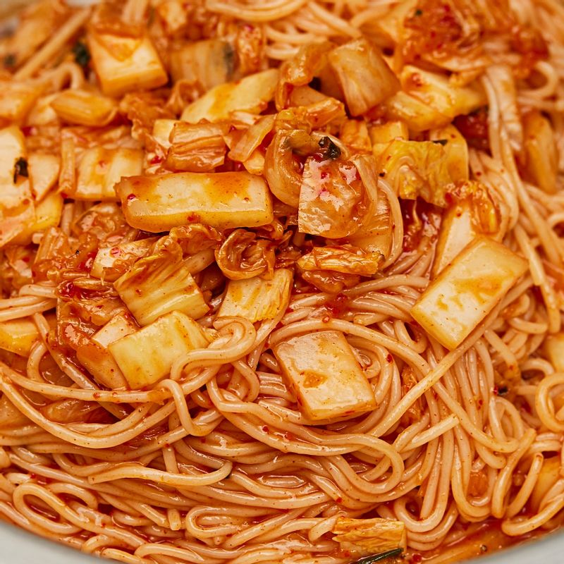 양념장에 삶은 국수를 넣고 버무려주세요.