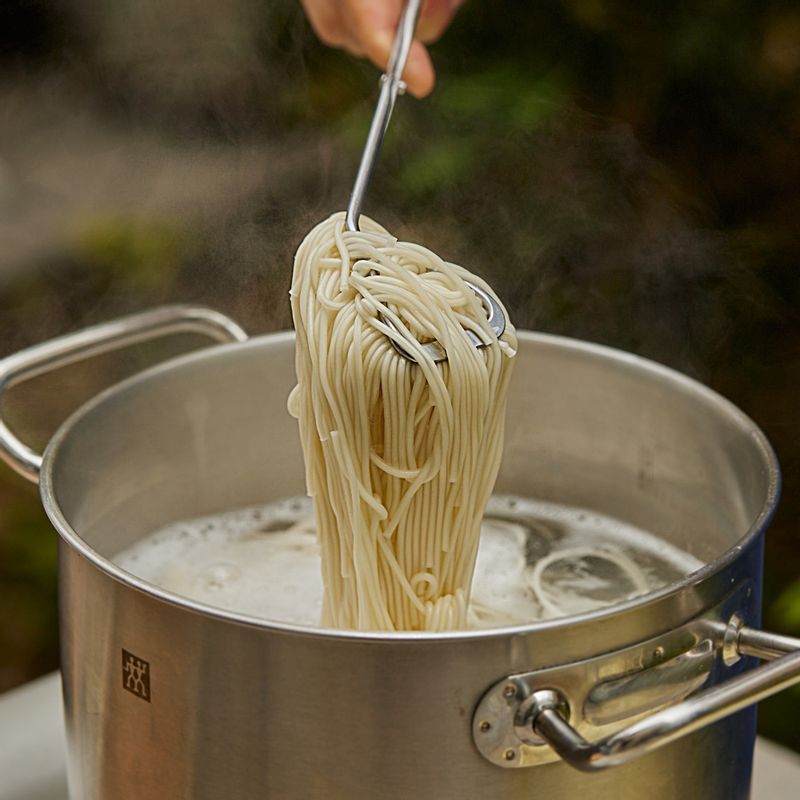 끓는 물에 중면을 펼쳐 넣고 면끼리 달라붓지 않도록 저어주세요. 물이 끓어오르면 찬물을 2~3회 반복해서 부어 국수를 삶아주세요. 흐르는 찬물에 중면을 여러 번 씻어 전분기를 없애고 체반에 밭쳐 물기를 빼주세요.