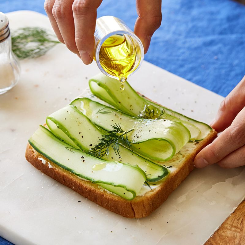 소금과 후춧가루, 올리브유를 뿌려 맛있게 즐겨주세요.
(기호에 따라 꿀, 슬라이스 햄 등을 추가해 드셔도 좋답니다)
(tip. 빵을 겹쳐서 샌드로 만들어 드셔도 좋아요)
