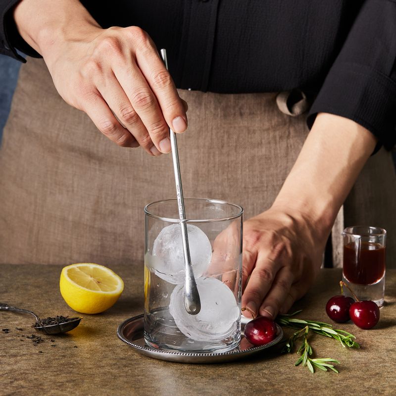 잔에 얼음을 넣고 차갑게 칠링 해주세요.