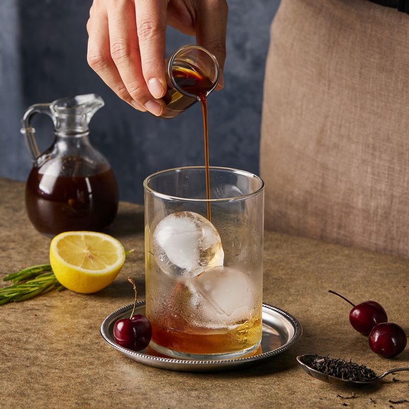 위스키는 30ml씩, 얼그레이 시럽은 10ml씩 넣어 섞어주세요.
(tip.위스키와 얼그레이시럽의 비율은 기호에 따라 조절해 주세요)