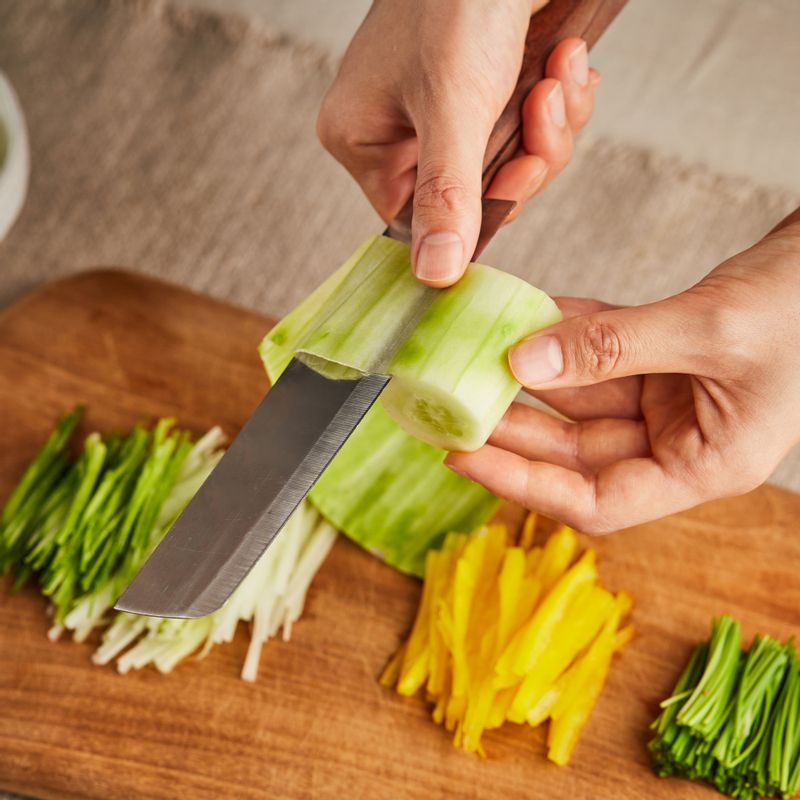 오이는 4센치 길이로 잘라 돌려 깎아 속 씨를 제거한 후 채를 썰고, 파프리카와 영양 부추는 4센치 길이로 채를 썰어주세요. 양파는 얇게 채를 썰고 찬물에 담갔다가 매운맛을 빼고 물기를 제거해주세요.