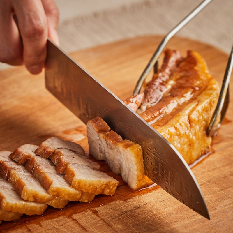 조린 돼지고기는 먹기 좋은 크기로 잘라주세요.