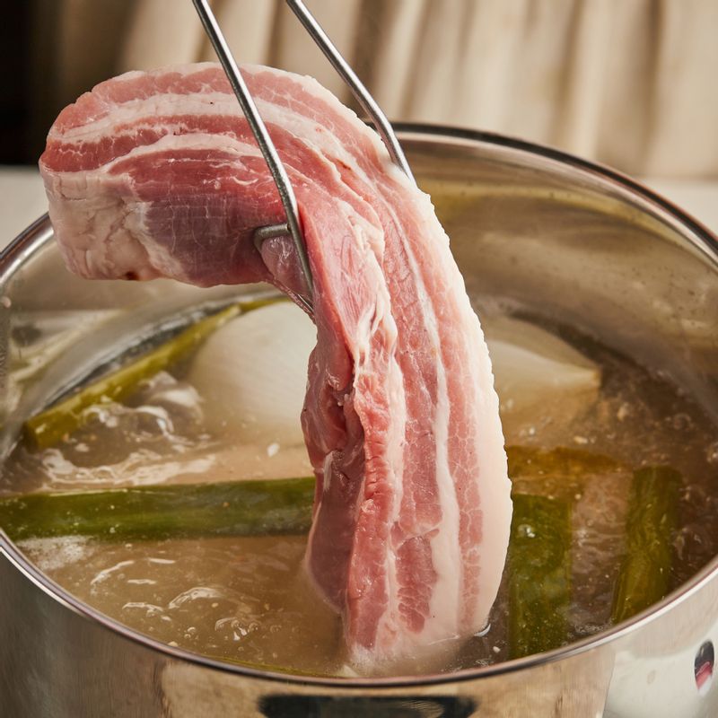 냄비에 고기 삶는 재료를 넣고 국물이 끓어오르면 통삼겹살을 덩어리째 넣고 한소끔 끓이다가 불을 중약불로 줄여 1시간 정도 삶아주세요.