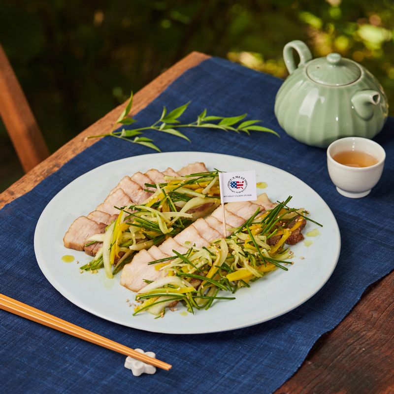 접시에 돼지고기를 담은 후 채소를 적당량 올려주세요. 남은 겨자소스와 통깨를 뿌려 완성해주세요.
(tip. 기호에 따라 쌈무를 곁들이면 식감도 좋고 더욱 새콤하게 드실 수 있어요)