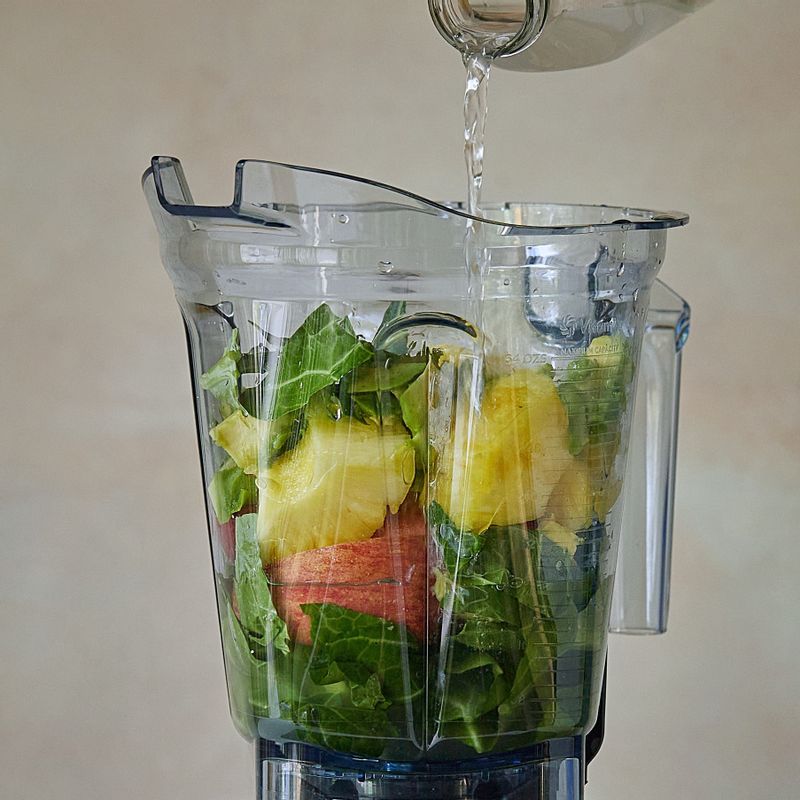 블렌더에 케일, 사과, 파인애플, 아보카도, 코코넛워터를 넣어 갈아주세요.