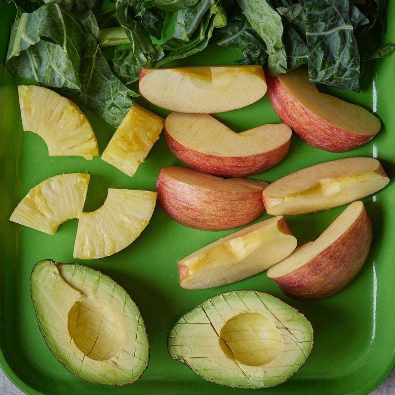 케일을 돌돌 말아 적당한 크기로 잘라주세요. 깨끗이 씻은 사과는 껍질 째 4등분 후 씨 부분만 제거해 주세요. 아보카도는 칼집을 넣어 반으로 가른 후 씨를 빼고 속살에 칼집을 넣어주세요. 
(tip. 사과는 케일의 씁쓸함을 줄여주며 영양소의 궁합이 잘 맞아요)
(tip. 사과의 껍질에 영양소가 많이 있으므로 껍질째 먹는 것이 좋아요)