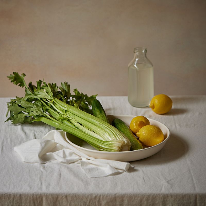 하드코어 주스을 위한 재료 이미지로 샐러리,오이,레몬,코코넛워터 등으로 구성 되어있습니다.