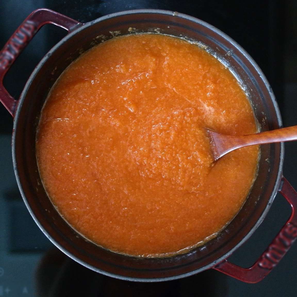 보글보글 끓으면서 당근이 어느 정도 익으면 레몬즙을 넣고 약불에서 40분간 저어가며 조려주세요. 큰 볼에 당근과 파인애플, 설탕을 넣고 골고루 섞어서 수분이 약간 생기게 해주세요.