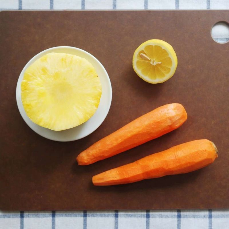 당근과 파인애플은 깨끗하게 씻은 후 껍질을 벗기고 강판이나 블렌더로 곱게 갈아주세요.