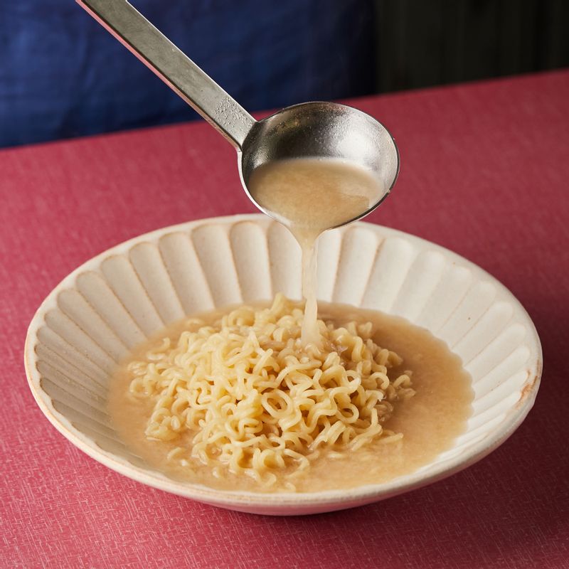 완성 그릇에 라면을 담아주세요.