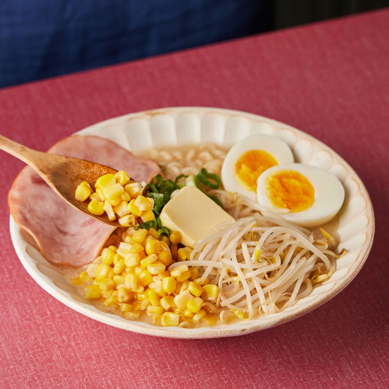 데친 숙주, 슬라이스 햄, 캔 옥수수, 잘게 썬 파, 달걀, 버터를 올려 완성해 주세요.