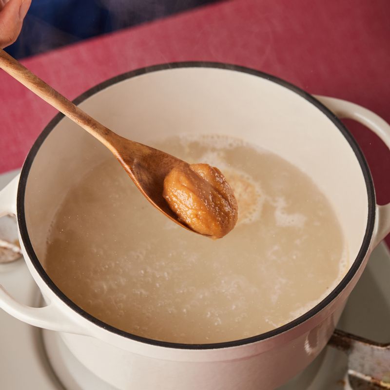 냄비에 물과 된장, 라면수프를 넣은 후 끓으면 면을 넣고 3분 정도 끓여주세요.