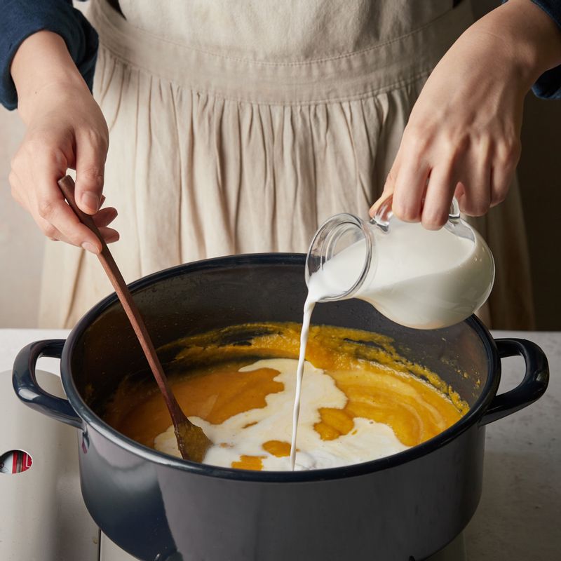 우유를 넣고 약한 불에서 5분 정도 잘 저어가며 끓여주세요. 올리고당, 소금, 후춧가루를 넣고 2~3분간 더 끓이면서 농도와 간을 조절해주세요.
(Tip. 치킨스톡을 넣어 끓이면 감칠맛이 더해질 수 있어요)