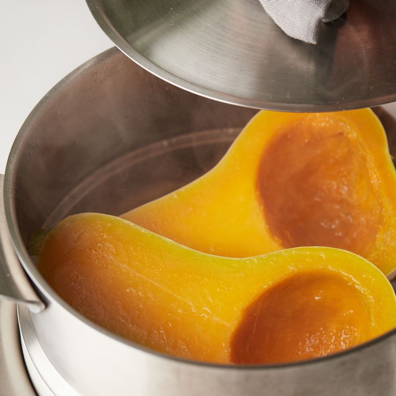 찜기에 넣어 10분 정도 찐 후 한쪽은 숟가락으로 속을 파내어 땅콩호박 그릇을 만들고, 나머지 남은 호박은 껍질을 벗겨 깍둑썰어주세요.