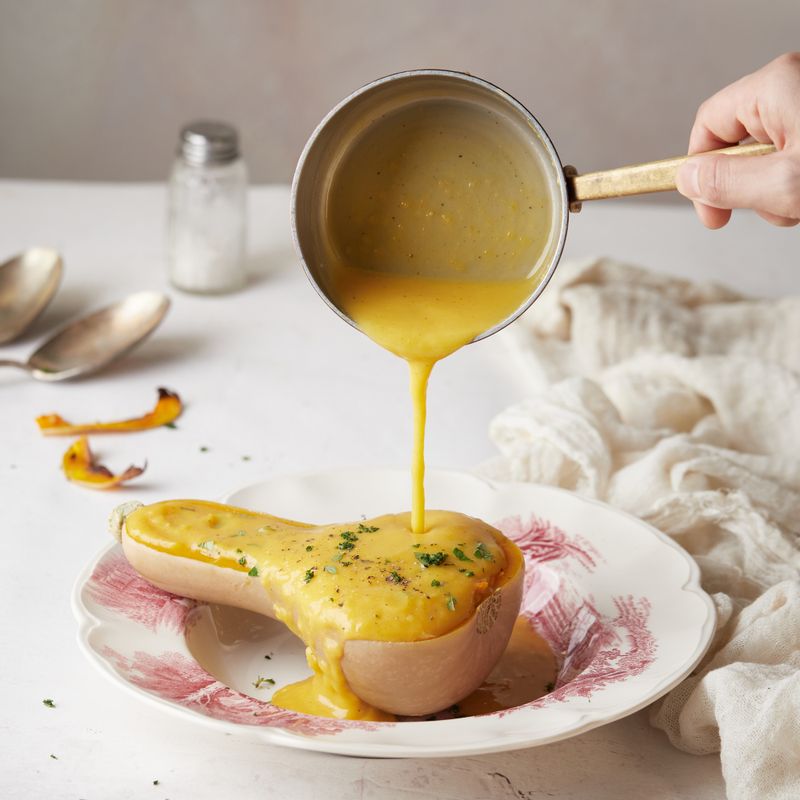 속을 파낸 땅콩호박 그릇에 수프를 담아 완성해 주세요.
(Tip. 기호에 따라 견과류와 다진 파슬리, 생크림 등을 올려 만드셔도 돼요)