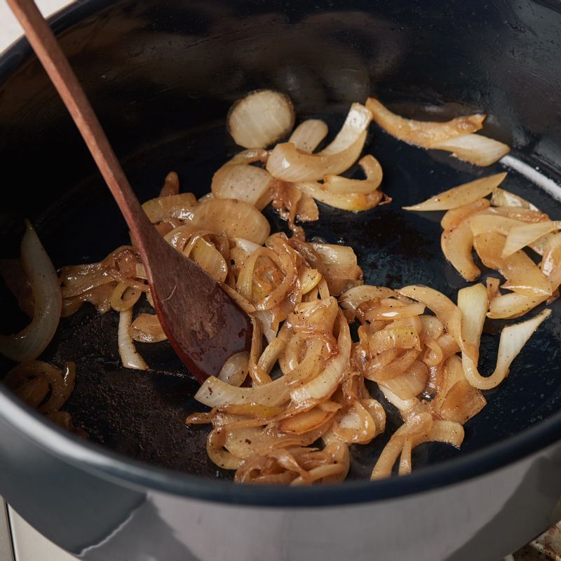 달군 냄비에 버터를 넣은 후 양파가 갈색빛이 날 때까지 볶다가 땅콩호박을 넣고 소금으로 간을 해 3분 정도 볶아주세요.
(Tip. 수프에 양파를 넣으면 단맛과 감칠맛이 생겨요)