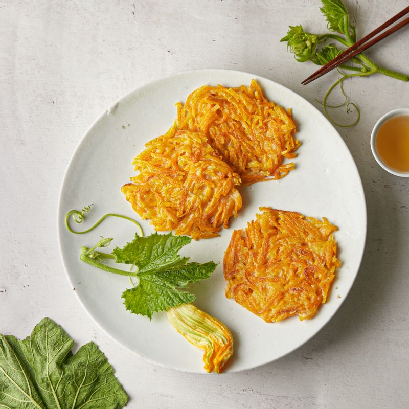 접시에 전을 담아 맛있게 즐겨주세요.
(tip. 기호에 따라 초간장을 곁들여 드시면 더욱 맛있게 드실 수 있어요)