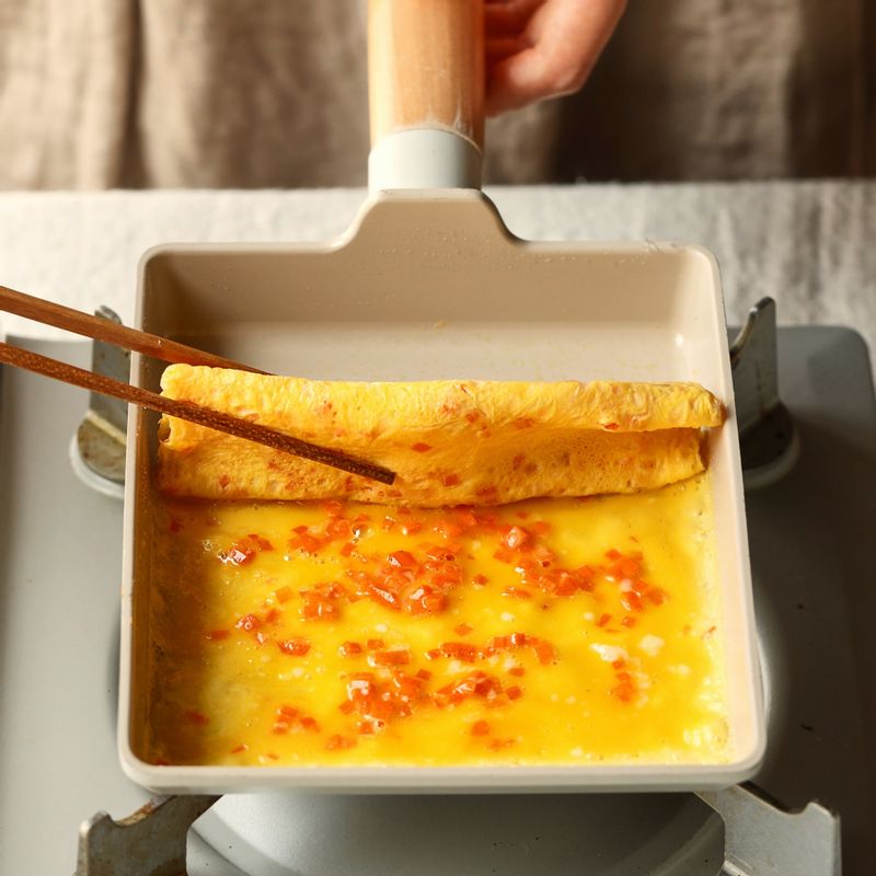 달군 팬에 식용유를 살짝 두른 후 노른자를 부어주세요.
(tip. 기호에 따라 슬라이스 치즈를 넣어 만들면 더욱 고소하고 맛있게 드실 수 있어요)