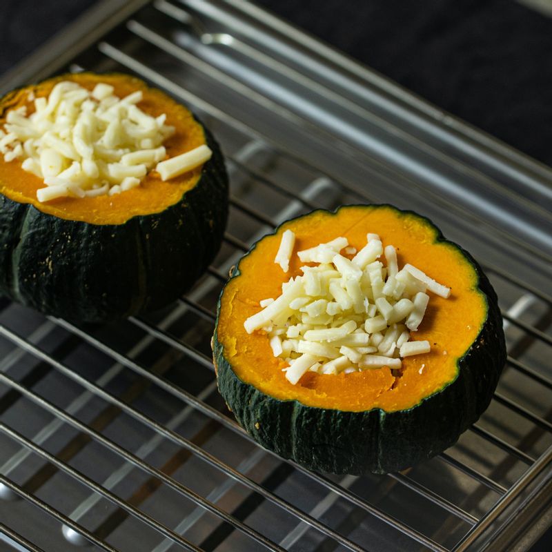 180도로 예열된 오븐에서 7~8분 정도 익혀주세요.
(오븐이나 에어프라이어의 성능에 따라 7분 전후로 체크해주세요)