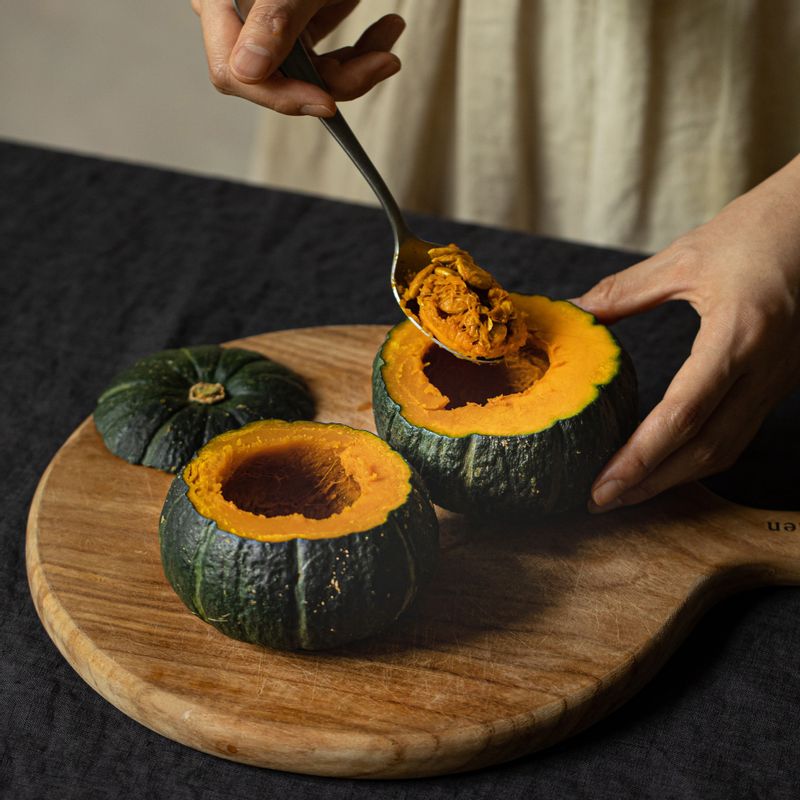 밤호박 꼭지 부분을 2cm 정도 잘라주세요. 수저를 이용해서 밤호박 씨를 제거해주세요.