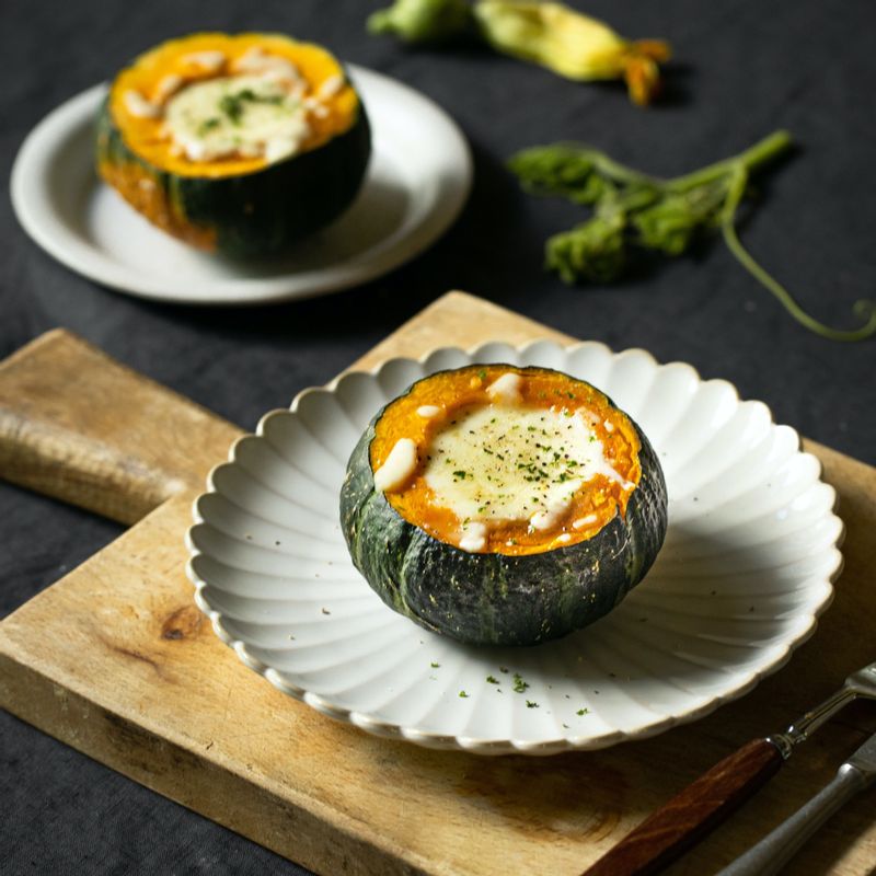 소금, 후춧가루, 파슬리 가루를 뿌리고 먹기 좋은 크기로 잘라 맛있게 즐겨주세요.