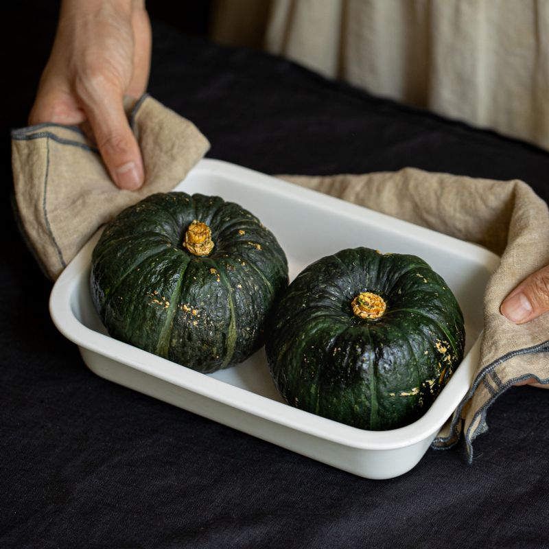 깨끗하게 씻은 밤호박은 키친타올로 물기를 제거해 주세요. 밤호박을 전자레인지에 3분 정도 돌려주세요
(tip. 단단한 밤호박을 더 쉽게 자를 수 있답니다)