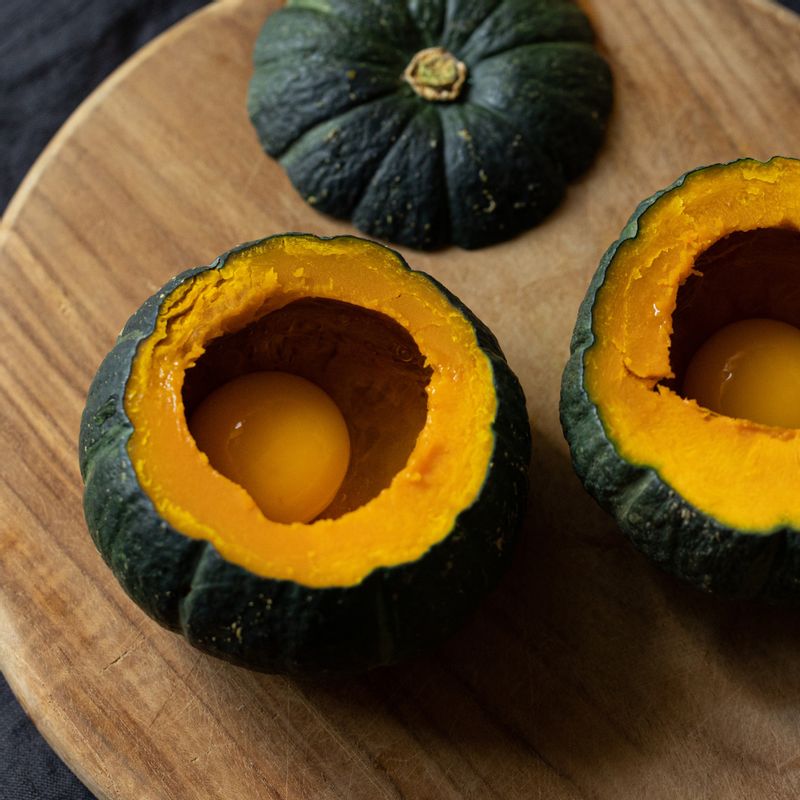 밤호박 안에 달걀을 깨서 넣어주세요. 소금, 후춧가루를 뿌린 후 모짜렐라 치즈를 올려주세요.
(tip. 완숙으로 만들 때는 달걀을 넣고 전자레인지에 2분 정도 돌린 후 만들어주세요)