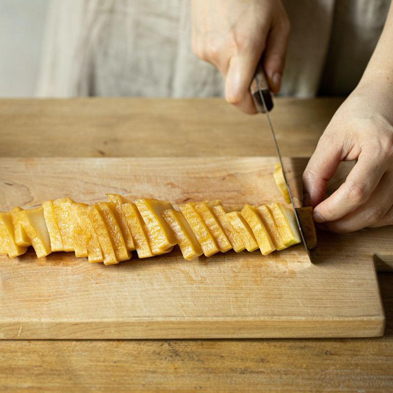 완성된 장김치는 먹기 좋게 썰어주세요.
(tip. 밥 반찬으로 활용하시거나 메밀면에 장김치 국물과 채소를 넣어 들기름 막국수로 드셔도 좋아요)