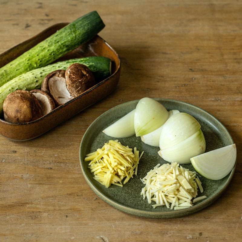 양파는 반으로 잘라 3등분 내주세요. 마늘과 생강은 편썰고 표고버섯은 기둥을 떼어내주세요.