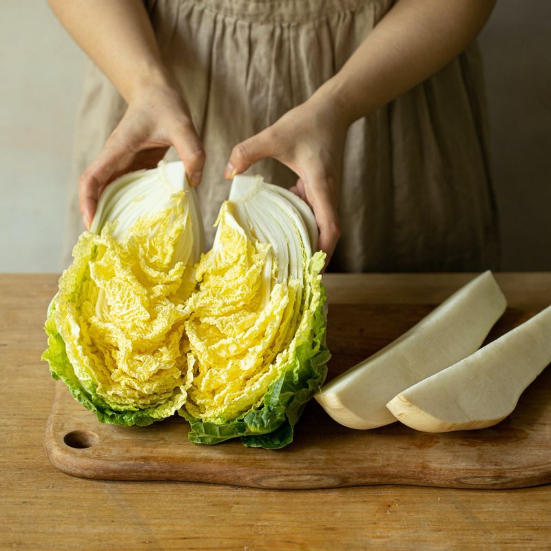 배추 반 통을 2등분 한 후 씻어주세요. 미나리와 오이, 홍고추는 깨끗이 씻어 준비하고 무는 길게 4등분 내주세요.