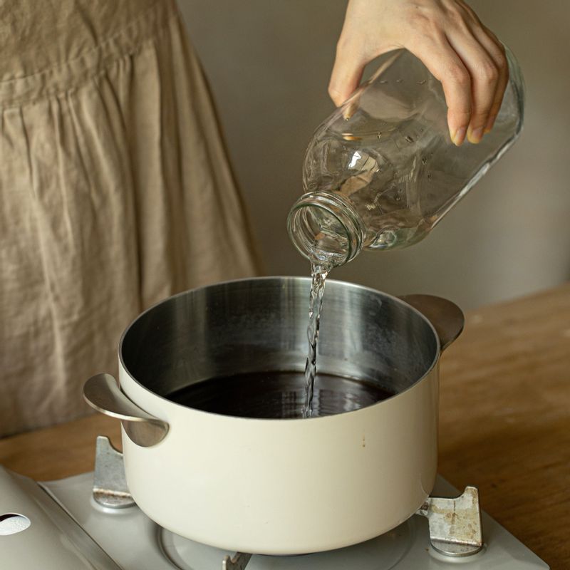 냄비에 양념 재료를 넣고 팔팔 끓인 후 식혀주세요.