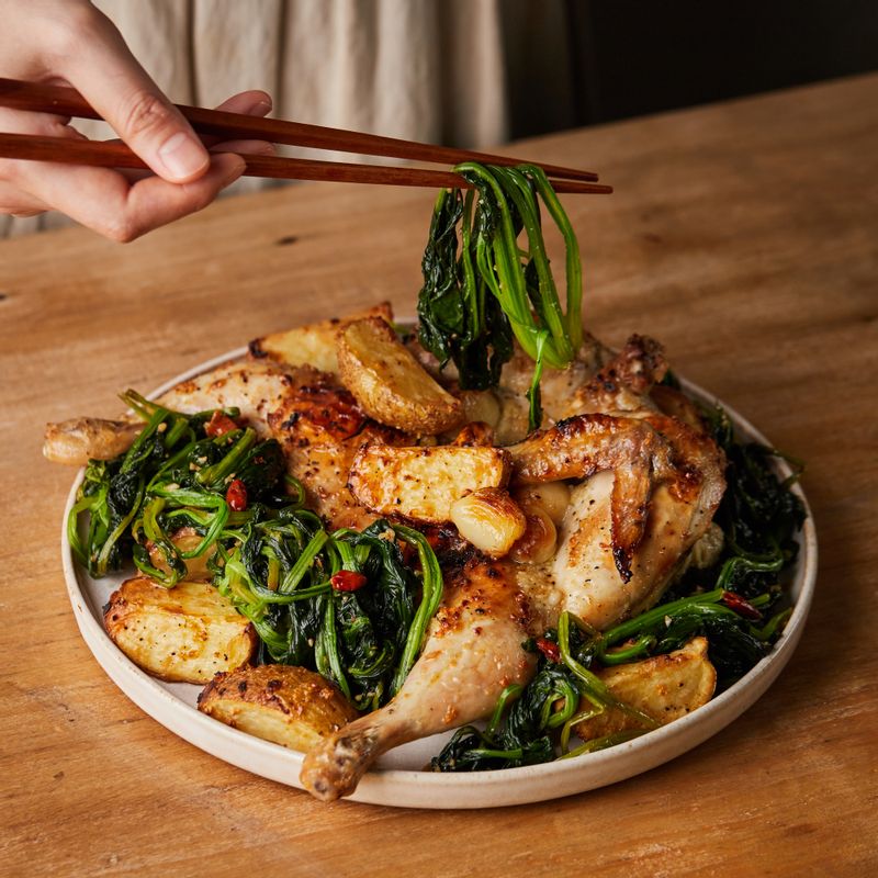 넓은 접시에 눌린 밥을 깔고 볶은 시금치, 구운 닭과 감자를 올린 후 맛있게 즐겨주세요.
