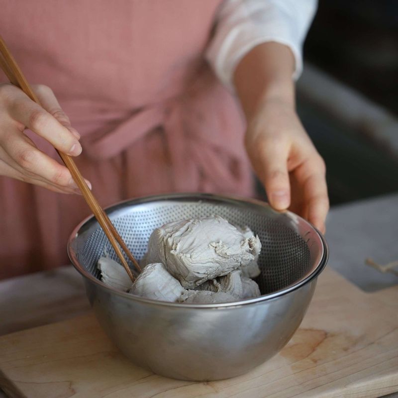 돼지고기는 6센치 길이로 썰어주세요. 냄비에 고기 삶는 물 재료를 넣고 끓이다가 국물이 끓으면 고기를 넣고 20분 정도 삶아 체에 건져주세요. (고기 삶은 물은 버려주세요.)