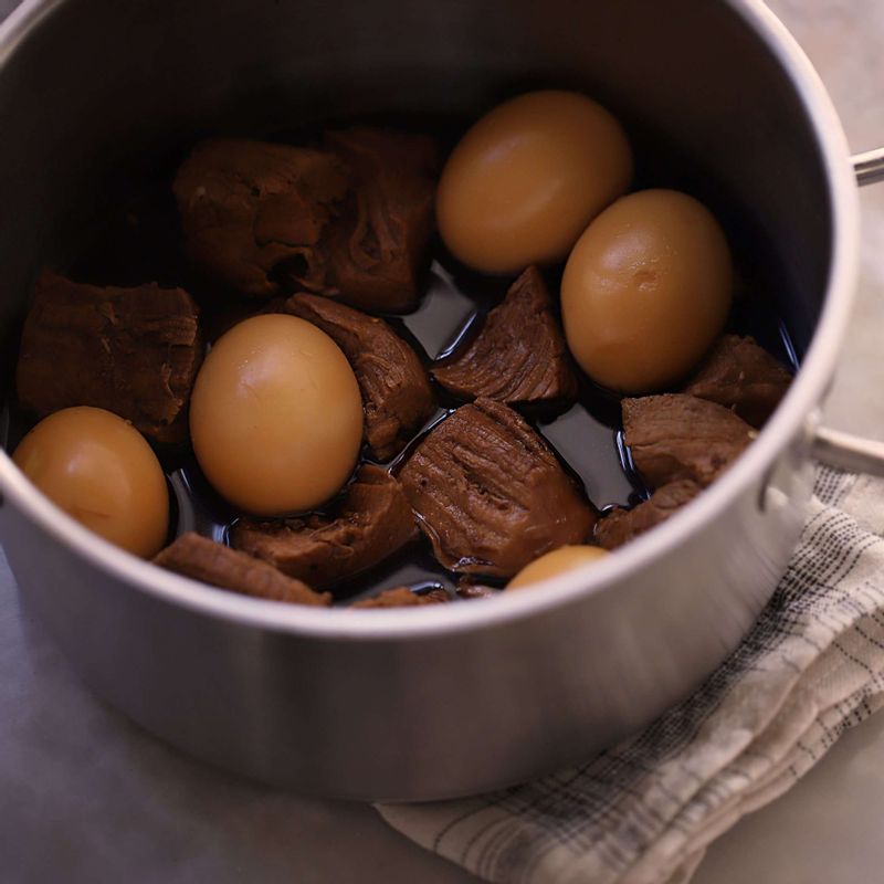 냄비에 조림양념 재료를 넣고 끓으면 삶은 고기를 넣은 후 13~15분 정도 중약불에서 졸이다가 달걀을 넣어 간이 고루 배도록 5분 정도 더 끓이고 불을 꺼주세요.