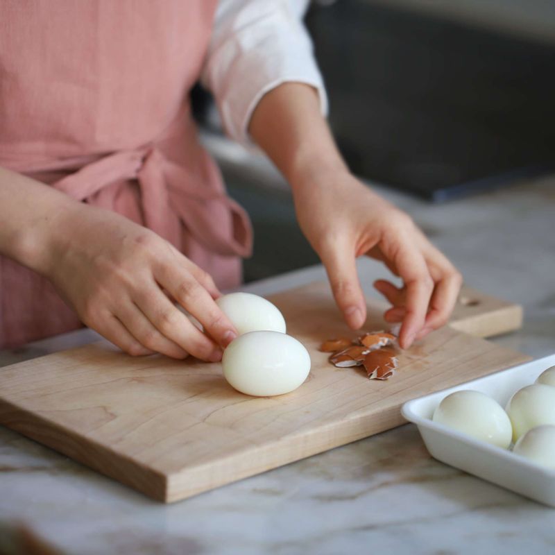 냄비에 달걀과 달걀이 잠길만큼 물을 넣고, 약간의 소금과 식초를 넣어 10분정도 삶은 후 찬물에 담갔다가 껍질을 벗겨주세요.