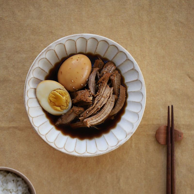 돼지고기 장조림을 결대로 먹기 좋게 찢고, 삶은 달갈도 먹기 좋은 크기로 잘라주세요.
(미리 찢어두지 않고, 먹을 때마다 고기 덩어리를 찢어주면 간이 세어지지 않게 보관할 수 있어요.)