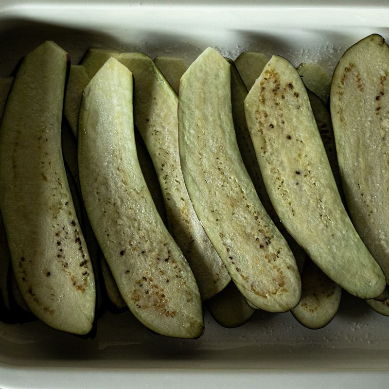 가지에 소금과 설탕을 넣고 20분간 절여주세요.