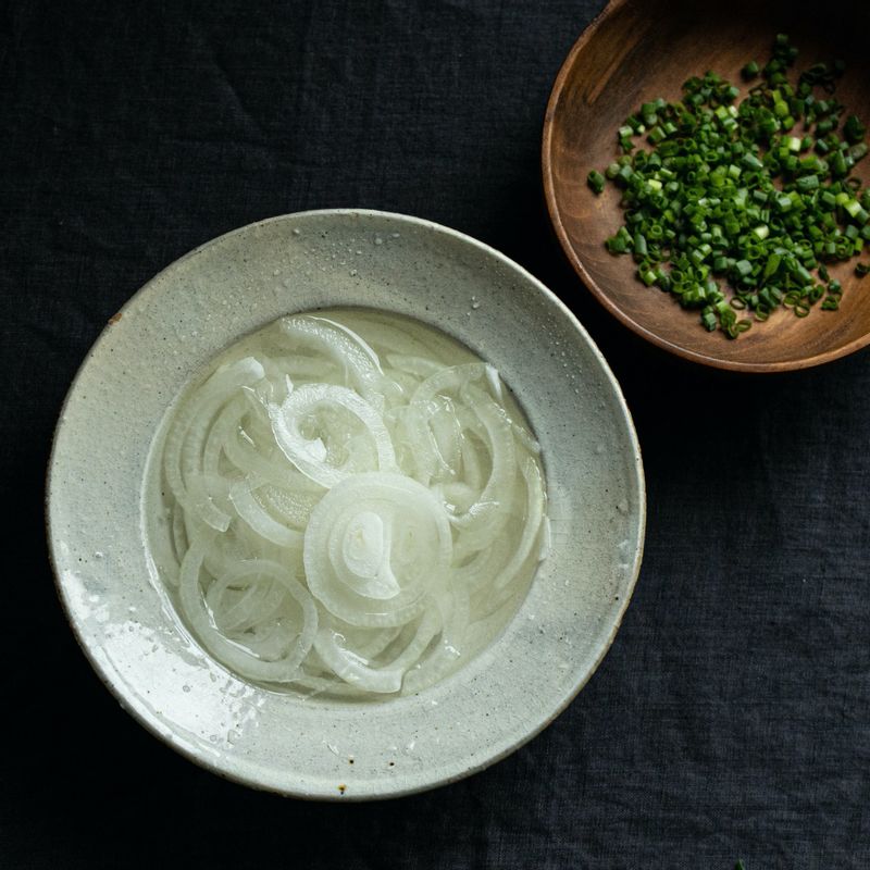 양파는 얇게 링으로 썰어 찬물에 담가 매운기를 제거하고 채반에서 물기를 제거해 주세요.