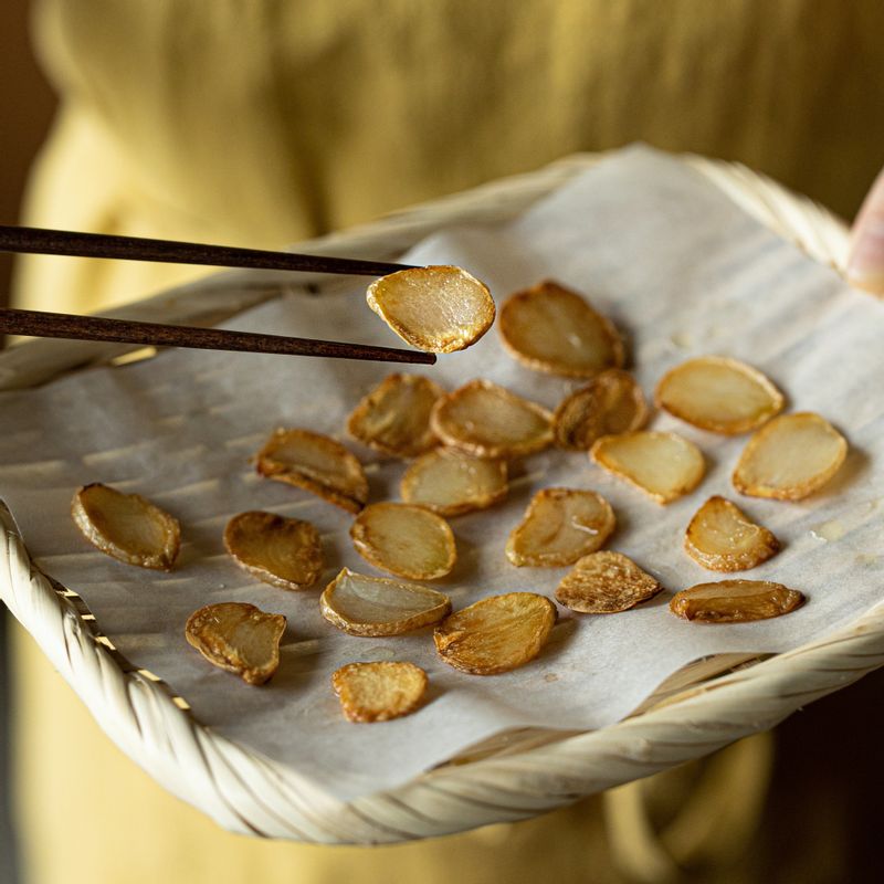 마늘은 편을 썰어 구워주세요. 달군 팬에 기름을 두르고 중약불에서 가지를 앞뒤로 노릇하게 3~4분간 구워주세요.