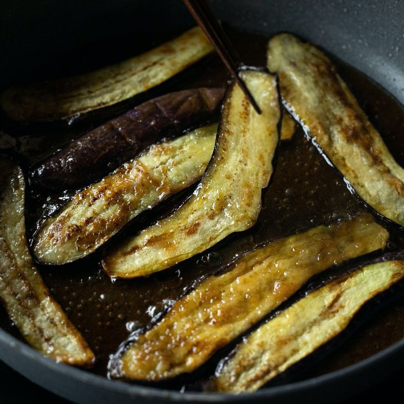 소스재료를 섞은 후 가지를 구운 팬에 붓고 팔팔 끓여준 불을 약불로 줄이고 구워둔 가지를 넣고 2~3분간 졸여주세요.