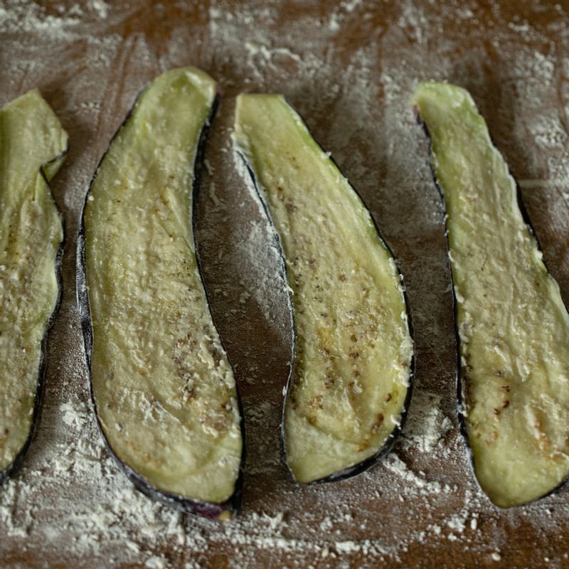 절인 가지의 물기를 제거하고 밀가루옷을 얇게 입혀주세요.