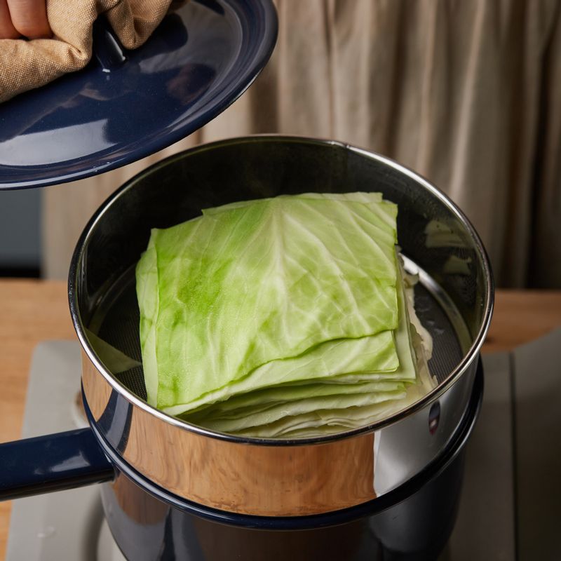 찜기에 양배추를 넣고 5분 정도 쪄주세요.