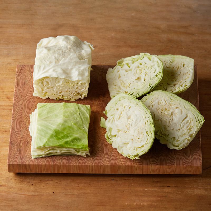 양배추의 겉 부분을 4등분으로 자른 후 가운데 네모 모양으로 잘린 부분을 따로 준비해 주세요.