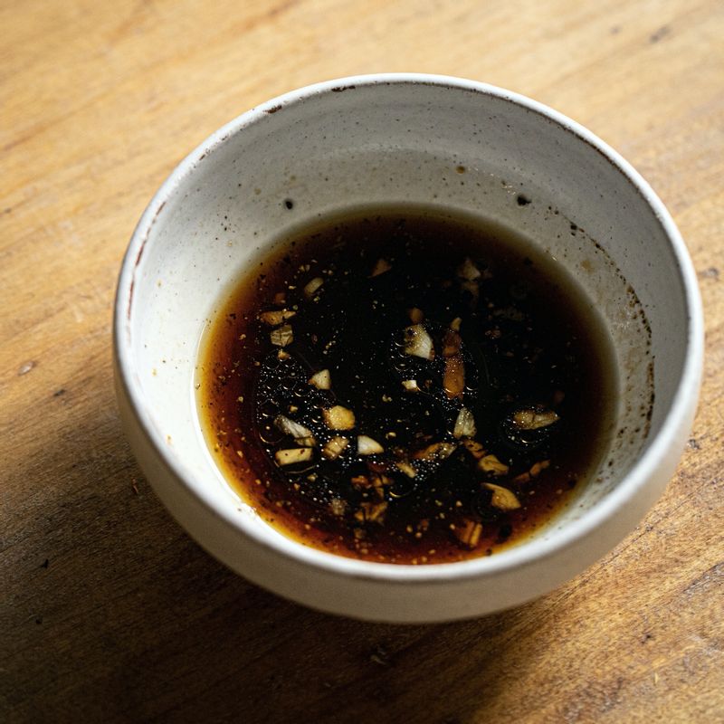 볼에 간장소스를 넣고 섞어 준비해주세요.