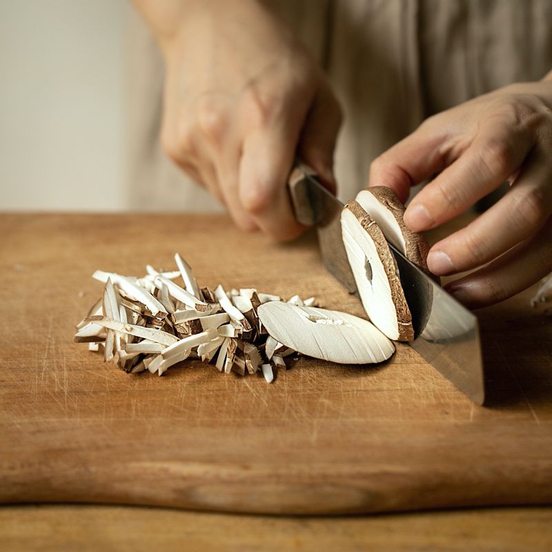 표고는 기둥을 떼고 가로로 편을 썬 다음 얇게 채를 썰어주세요.
(tip. 표고 기둥도 손으로 찢어 함께 사용해도 좋아요)