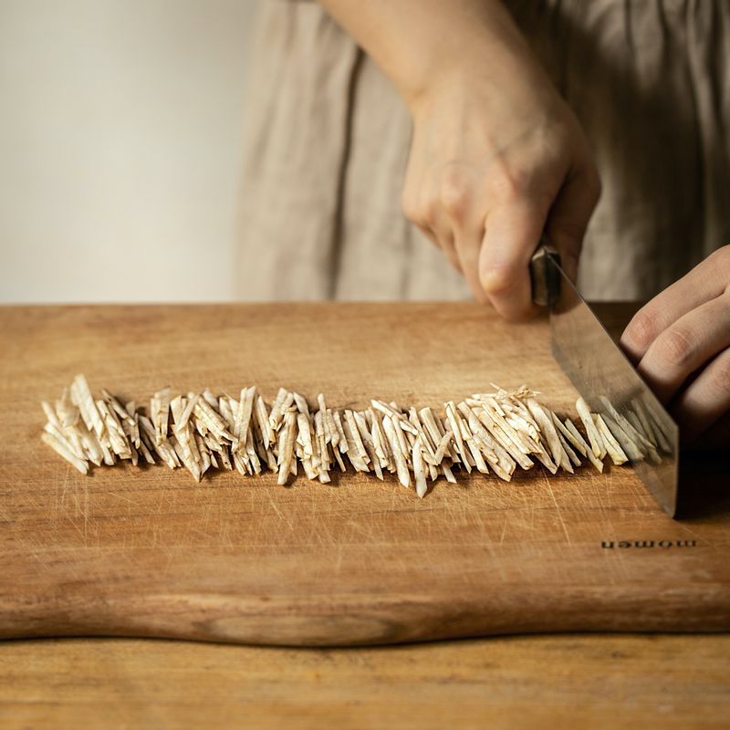 우엉, 애호박, 당근을 얇게 편을 썰고 곱게 채를 썰어주세요.